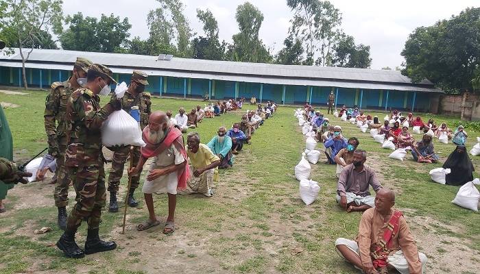 ঠাকুরগাঁওয়ে ৬৫০ পরিবারকে খাদ্য সহায়তা সেনাবাহিনীর