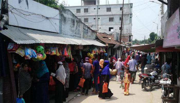 আলফাডাঙ্গায় মার্কেটে উপচে পড়া ভিড়, সামাজিক দূরত্ব মানছে না কেউ