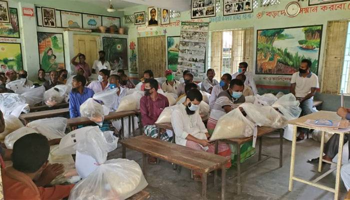 খাবার পেলেন সাভারের ৪০০ ফুলচাষী