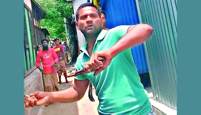 মুন্সীগঞ্জে প্রকাশ্যে পিস্তল উঁচিয়ে হামলা, গুলি