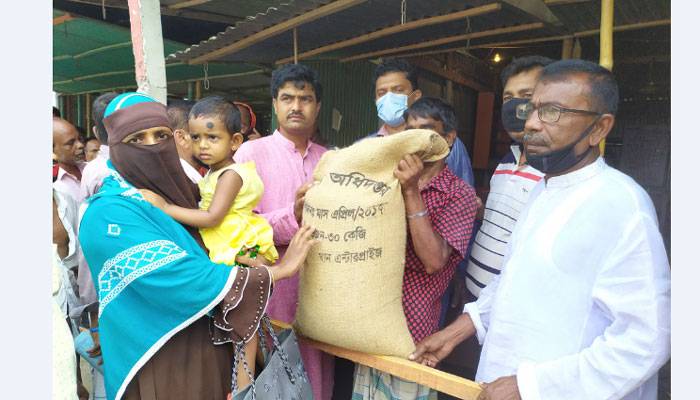 ফরিদপুরে খাদ্যবান্ধব কর্মসূচির চাল বিতরণ