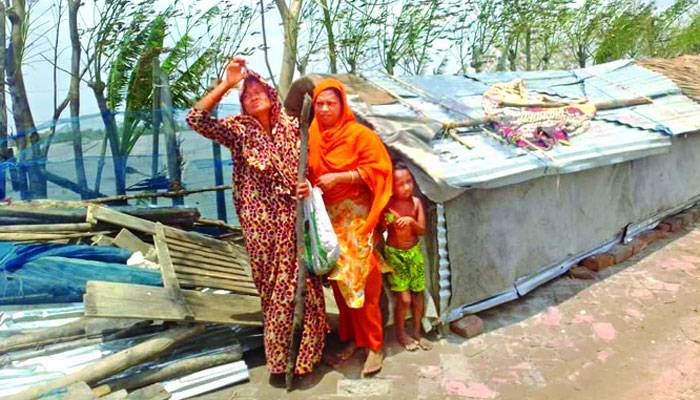 খোলা আকাশের নিচে মানবেতর জীবন