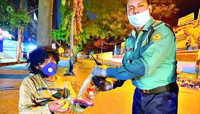 বেতনের টাকায় ভিক্ষুকদের খাবার