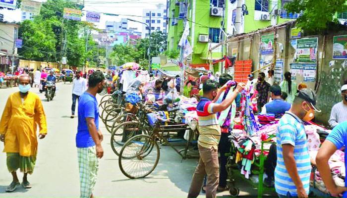 স্বাস্থ্যবিধি না মেনেই কেনাবেচা, ফুটপাতেও জটলা