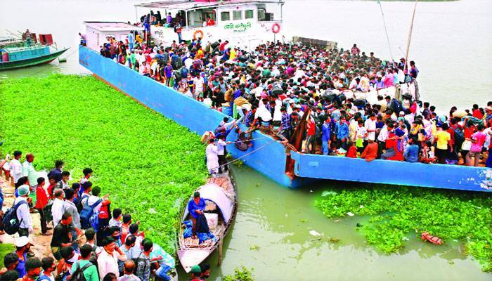 বাধা উপেক্ষা করে ঢাকা ছাড়তে মরিয়া মানুষ