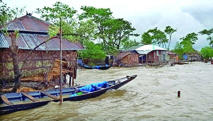 আম্পানের ছোবলে উপকূল লণ্ডভণ্ড