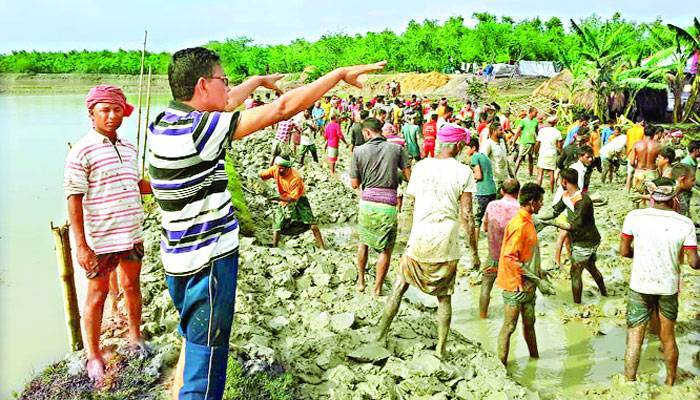 স্বেচ্ছাশ্রমে চলছে বাঁধ মেরামত