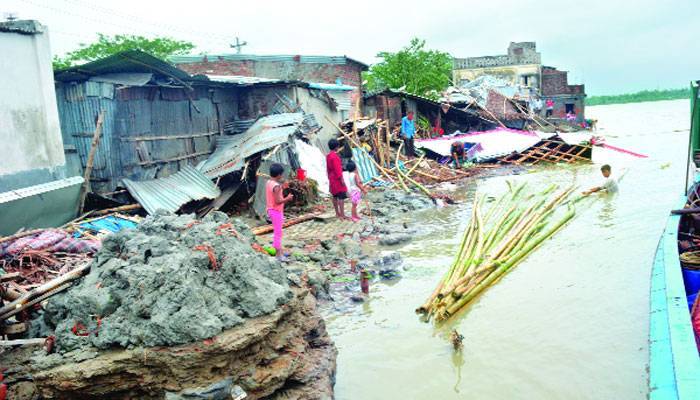 আশ্রয়হীন হাজারো মানুষ, পানিতে ভেসে গেছে স্বপ্ন