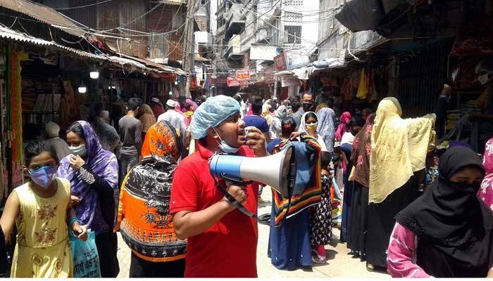 কোলের শিশু নিয়েও মার্কেটে, ভিড় সামলাতে না পেরে বন্ধ