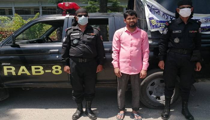 কোনো ডিগ্রি নেই, তারপরও তিনি ‘বিশেষজ্ঞ চিকিৎসক’