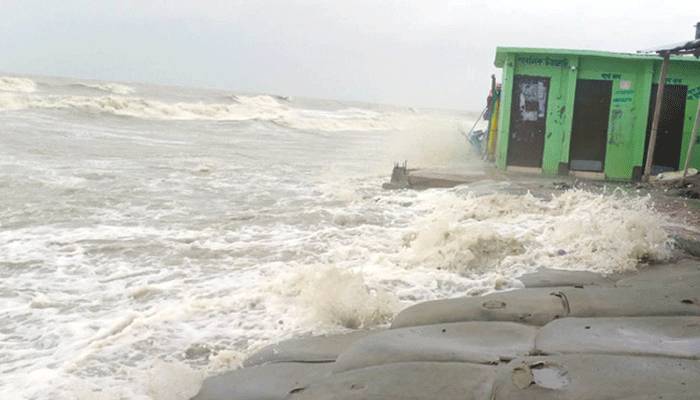 বাংলাদেশ উপকূল অতিক্রম করছে `আম্পান`
