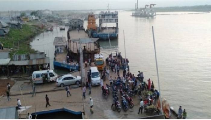 জনস্রোত ঠেকাতে শিমুলিয়া-কাঠালবাড়ি নৌরু‌টে ফে‌রি বন্ধ