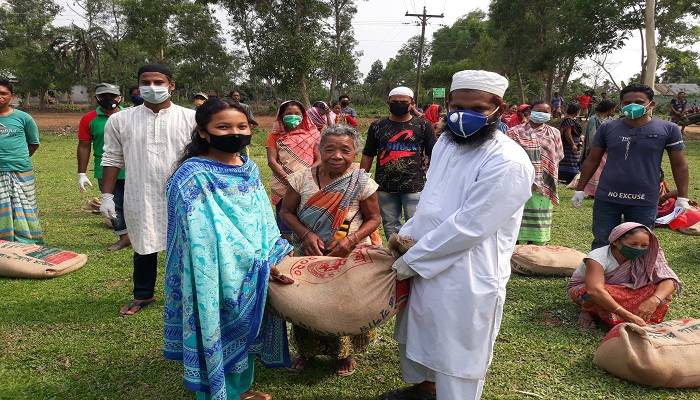 সমকালের সংবাদে খাবার পেল ২৫০ গারো পরিবার