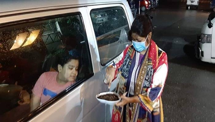 সন্তানের নিয়ে আসা জন্মদিনের কেক রাস্তাতেই কাটলেন চিকিৎসক মা