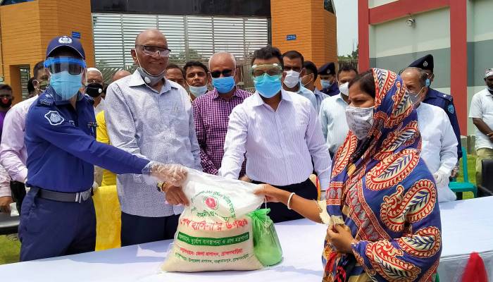 বাঞ্ছারামপুরে খাদ্যসামগ্রী বিতরণ করলেন এমপি তাজুল ইসলাম