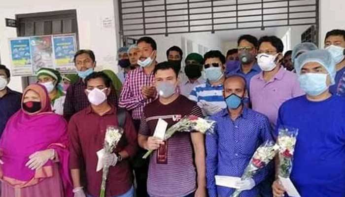 বগুড়ায় গানে গানে করোনাজয়ীদের বিদায়