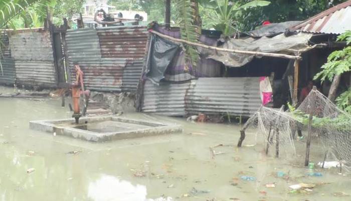 বরগুনায় নদ-নদীর পানি বেড়েছে অস্বাভাবিক, অনেক এলাকা প্লাবিত