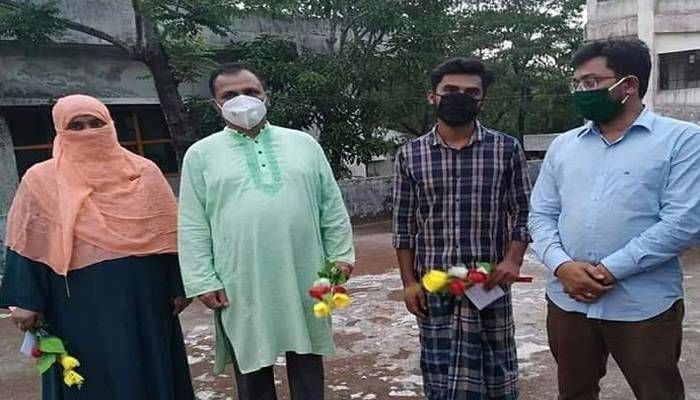 করোনাযুদ্ধে জয়ী তিনজনকে ফুলেল শুভেচ্ছা