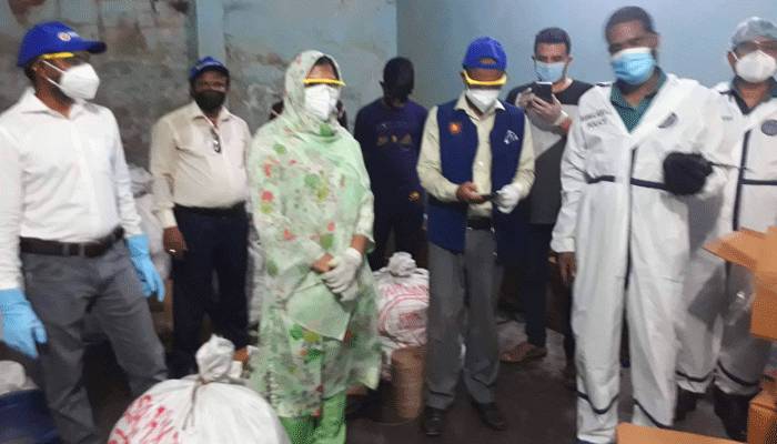 জেলা প্রশাসন ঢাকার উদ্যোগে ত্রাণ বিতরণ ও মোবাইল কোর্ট পরিচালনা