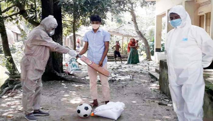 ধর্মপাশায় করোনাজয়ী কিশোরকে প্রশাসনের ঈদ উপহার