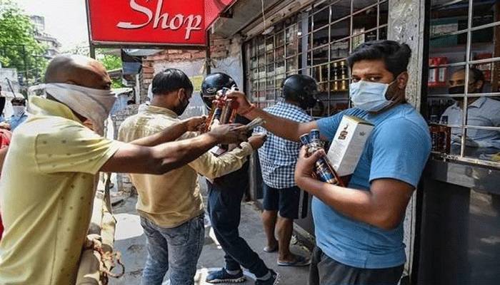 দিল্লিতে ভিড় সামলাতে মদে 'করোনা ফি'