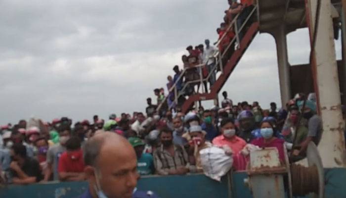 ভিড়তে দেওয়া হলো না যাত্রীবোঝাই ফেরি, ফিরে গেল পাটুরিয়াতেই