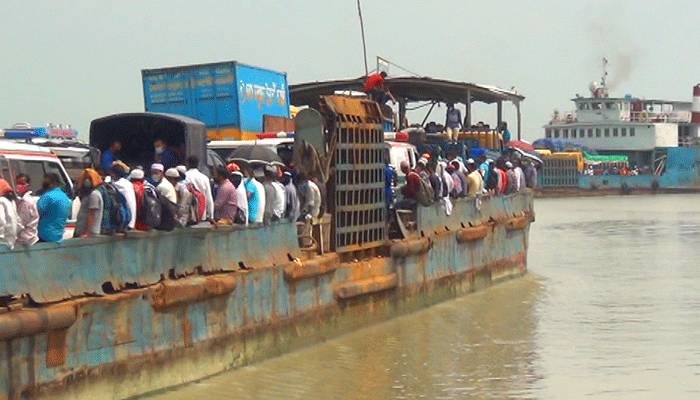 করোনা ঝুঁকির মধ্যেই কাঁঠালবাড়ি-শিমুলিয়া নৌরুটে যাত্রীর চাপ