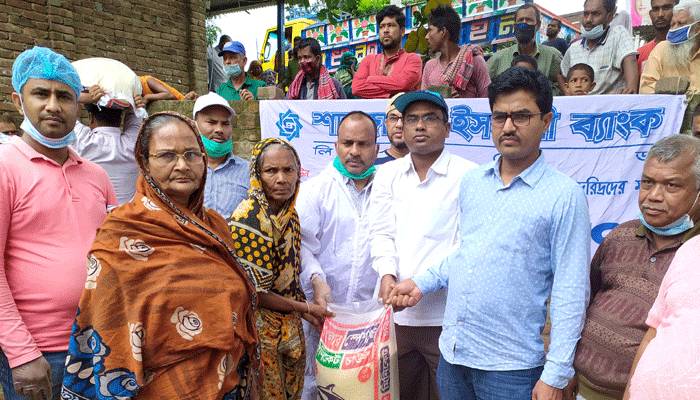 ফরিদপুরে শাহ্জালাল ইসলামী ব্যাংকের ত্রাণ বিতরণ অব্যাহত