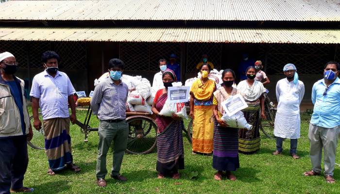 ফুলবাড়িয়ায় ১৫০ জনকে ত্রাণ দিল বিশ্ববিদ্যালয় শিক্ষার্থীরা