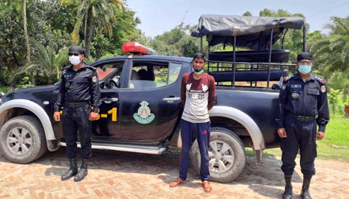 গাজীপুরে প্রধানমন্ত্রীর দেওয়া উপহার নিয়ে গুজব ছড়ানোয় যুবক গ্রেপ্তার