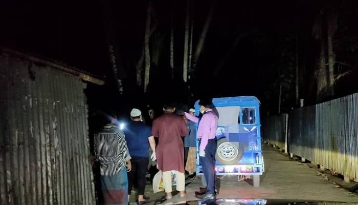 রাতের আঁধারে অসহায় মানুষের ঘরে খাবার পৌঁছে দিচ্ছেন তারা