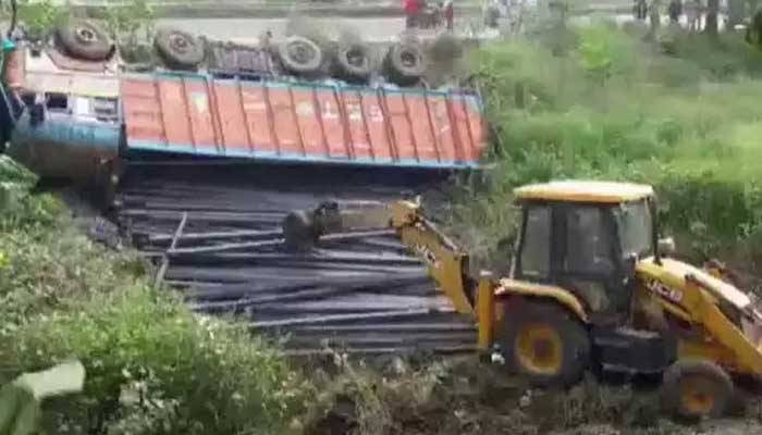 ভারতে ২৪ ঘণ্টায় সড়কে প্রাণ গেল ১৮ অভিবাসী শ্রমিকের