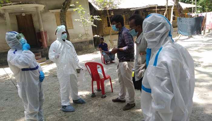ইন্দুরকানীতে গ্রামে গিয়ে নমুনা সংগ্রহ করছেন চিকিৎসকরা