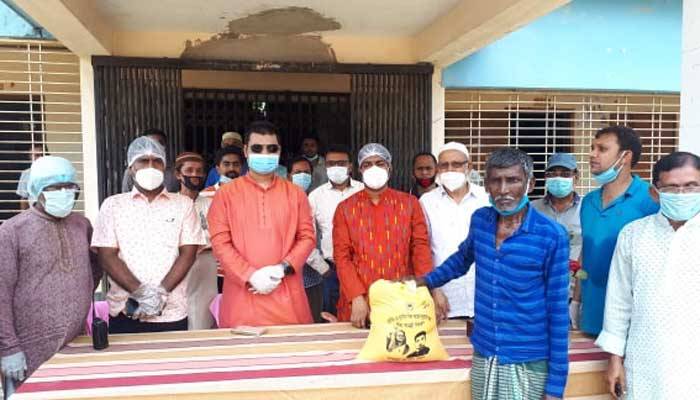 ঈশ্বরগঞ্জে উপজেলা চেয়ারম্যানের উদ্যোগে `ঈদ উপহার` বিতরণ