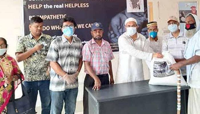 জাবির প্রাক্তন ছাত্রদের উদ্যোগে ঈশ্বরদীতে ত্রাণ বিতরণ