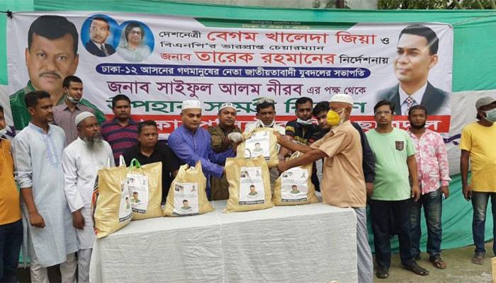 তেজগাঁওয়ে যুবদল সভাপতি নীরবের ত্রাণ বিতরণ