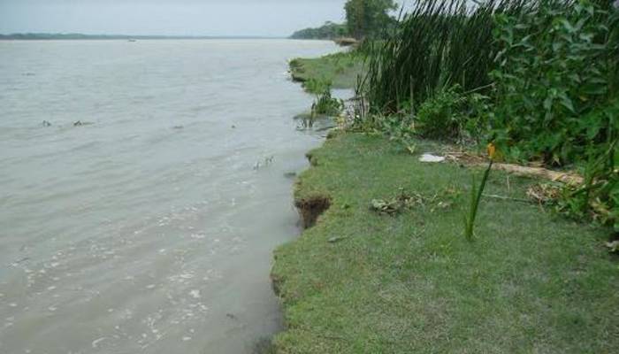 বেড়িবাঁধ না থাকায় ঝুঁকিতে ঝালকাঠির দেড় লাখ মানুষ