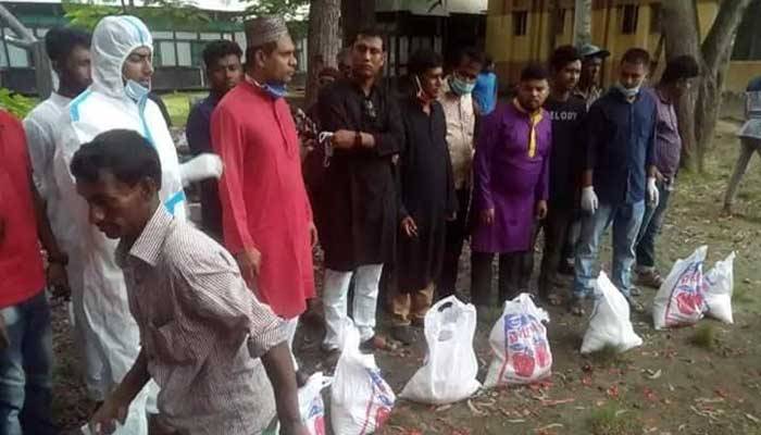 কচুয়ায় আওয়ামী লীগের তথ্য ও গবেষণা সম্পাদকের খাদ্য সামগ্রী ও বস্ত্র বিতরণ