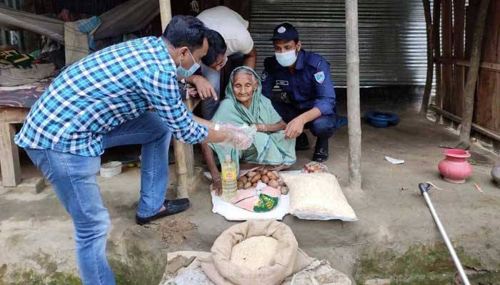 অসহায় শতবর্ষী বৃদ্ধার পাশে পুলিশ