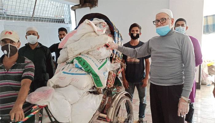 বাড়ি-বাড়ি খাদ্যসামগ্রী পৌঁছে দিলেন মন্নাফী