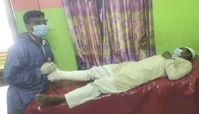 কৃষকের ধান কাটতে গিয়ে নিজের পা ভাঙলেন মেয়র