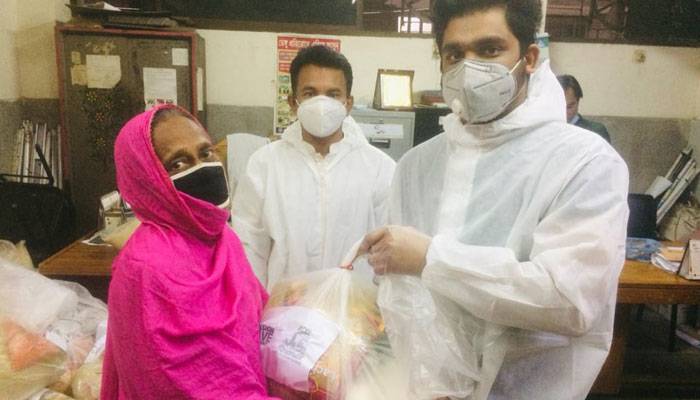 ৭০০ পরিবারকে ১০ দিনের খাবার দিল ‘মিশন সেভ বাংলাদেশ’ ও ডিসিসিআই