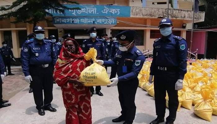 বগুড়ায় জব্দ করা চাল কর্মহীনদের মাঝে বিলিয়ে দিল পুলিশ