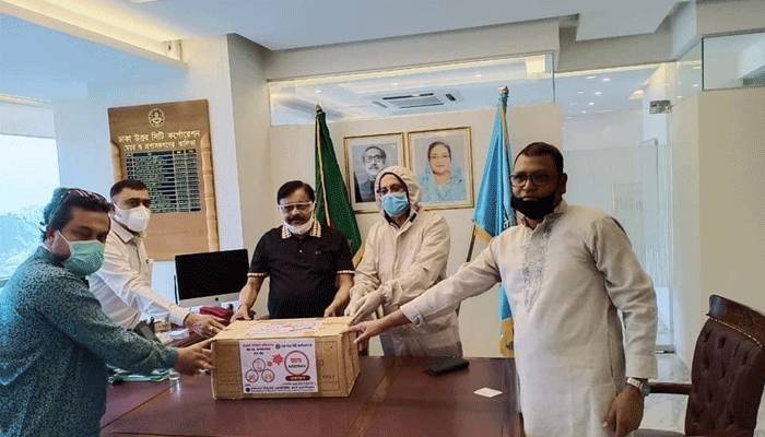 ডিএনসিসি ও ডিএমপিকে হ্যান্ড স্যানিটাইজার দিল বিলবোর্ড অ্যাড. ওনার্স অ্যাসোসিয়েশন