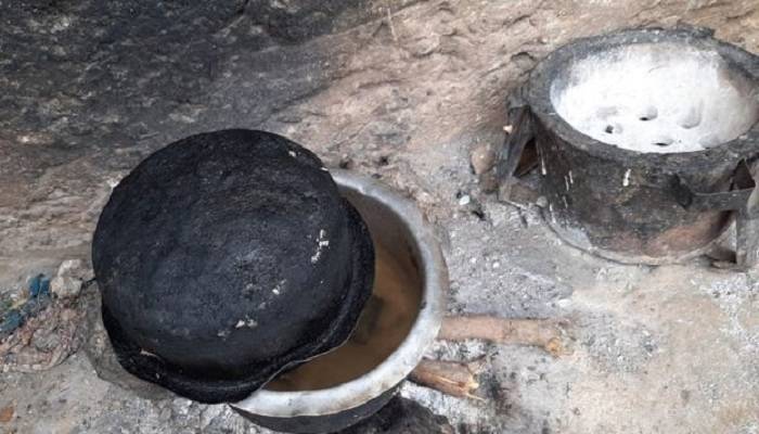পাতিলে পাথর ‘রাঁধছেন’ মা, চুলার পাশে অপেক্ষায় ৮ সন্তান