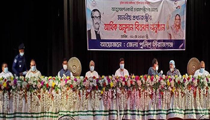 সিরাজগঞ্জে আত্মসমার্পনকারী চরমপন্থীদের মাঝে প্রধানমন্ত্রীর আর্থিক অনুদান