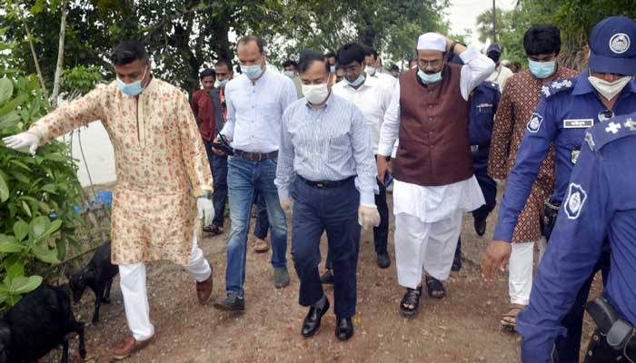 মঠবাড়িয়ায় আম্পানে ক্ষতিগ্রস্ত বেড়িবাঁধ পরিদর্শনে পানিসম্পদ প্রতিমন্ত্রী