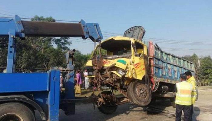 থামানো ট্রাককে অন্য ট্রাকের ধাক্কা, হেলপার নিহত