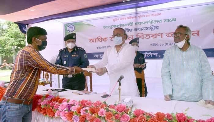 আত্মসমর্পন করে স্বাভাবিক জীবনে ফেরা ৫৭ চরমপন্থী পেলেন প্রধানমন্ত্রীর চেক