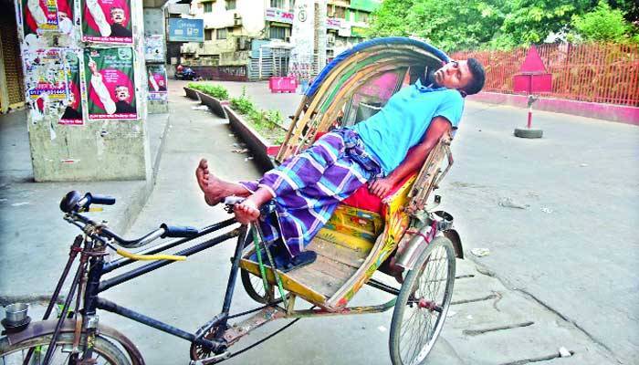 'পেটের জন্য রাস্তায় নামছি'